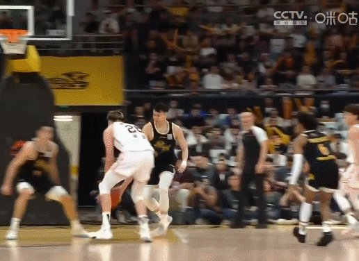 世俱杯冠军投注-CBA开出重磅罚单：周琦肘击对手停赛2场被罚10万