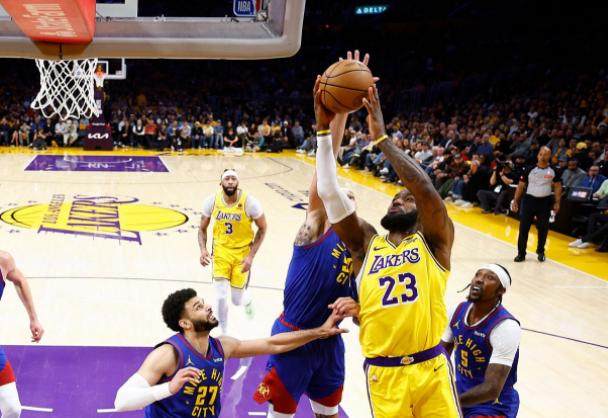 湖人0-3谁背锅？拉塞尔八村垒被打爆，哈姆斗法完败